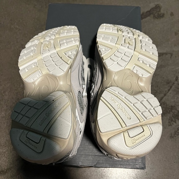 New Balance Gray and Cream Sneakers 725